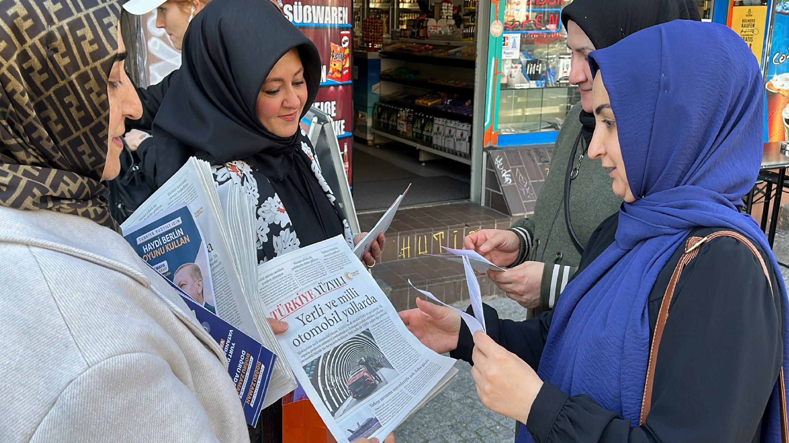 Türkiye Yüzyılı gazetesi Berlin’de vatandaşlara ulaştırıldı